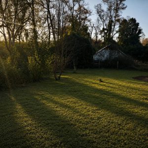 Venta parcela de 5.000 m² con domo amoblado, estero natural y entorno único a solo 8 minutos de Osorno full